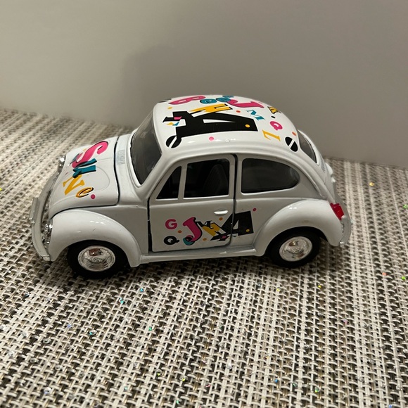 New Volkswagen Beetle with decals Die cast Wheels work with pull back action. 5" - Picture 3 of 10